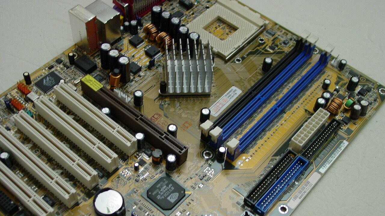 Im Test vor 15 Jahren: Asus A7N8X mit WLAN mit 11 Mbit/s für den Athlon XP
