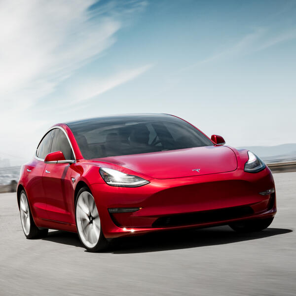 Tesla: Neues Model 3 fährt weiter, bietet mehr und kostet mehr -  ComputerBase