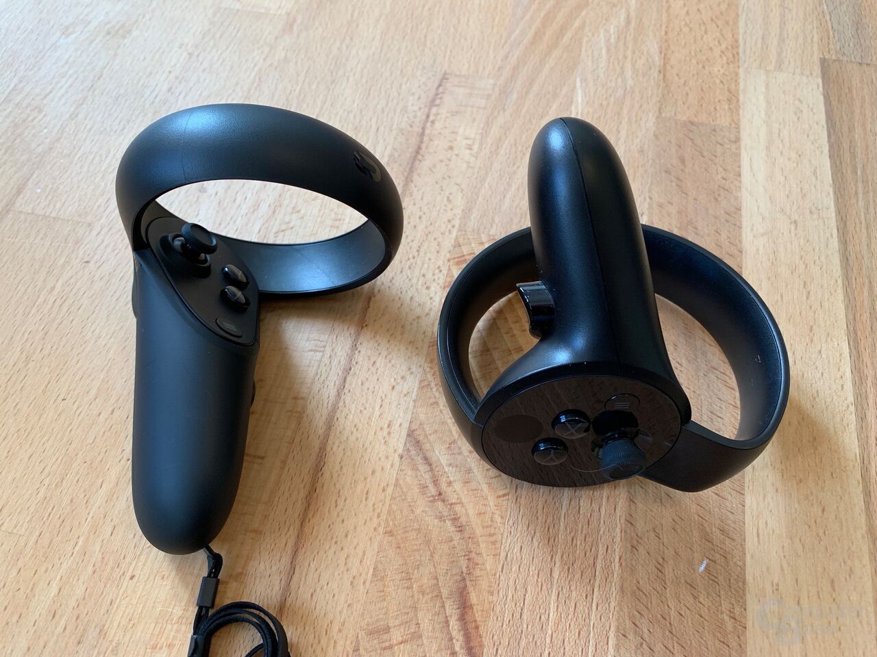 Controller der Quest (l.) und Rift (r.)