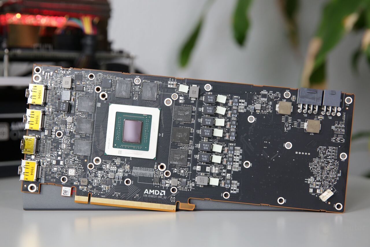 Das PCB von Radeon RX 5700 (XT) mit Navi 10 und 8 GB GDDR6