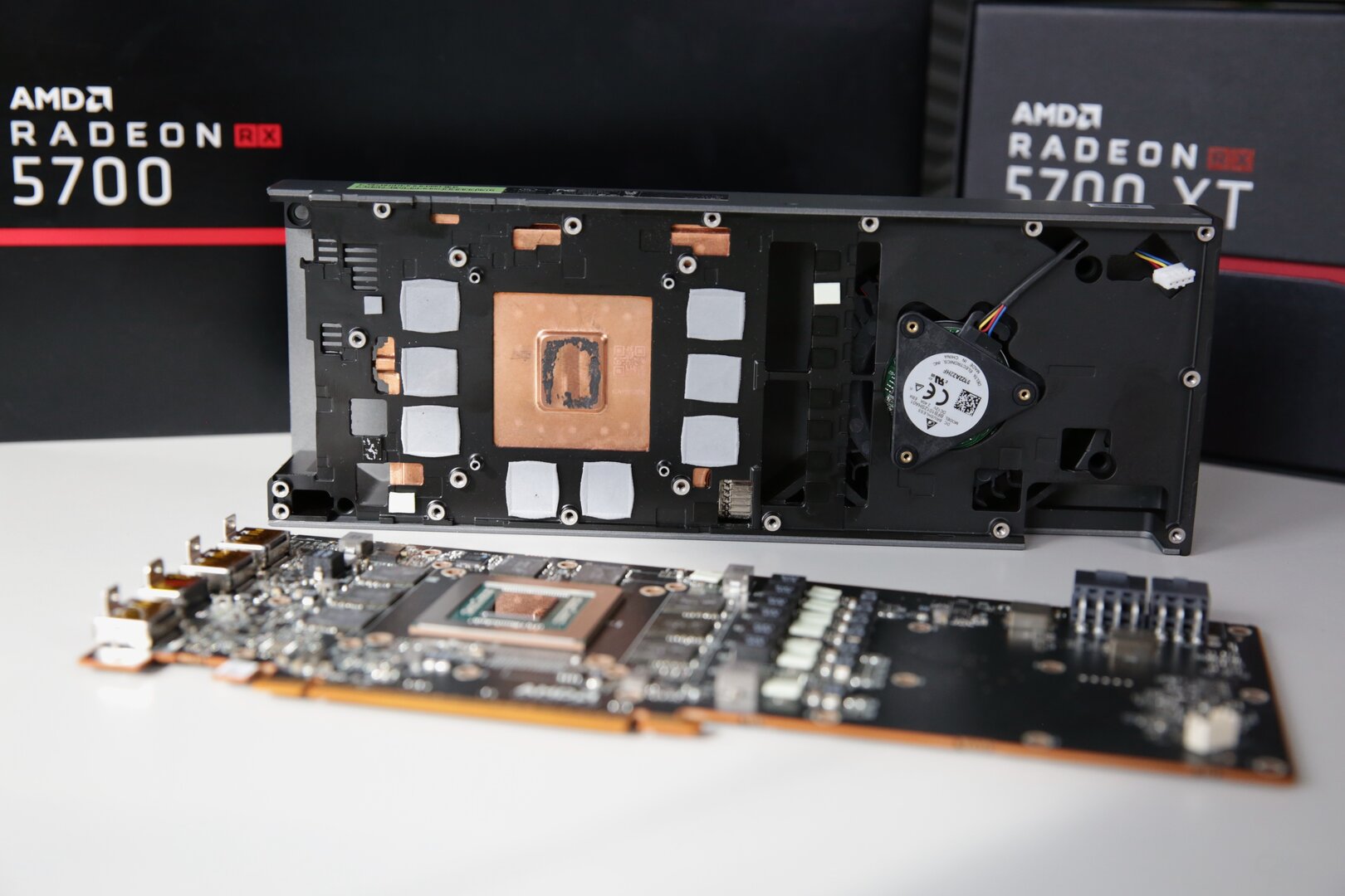 PCB und Kühler der Radeon RX 5700 XT
