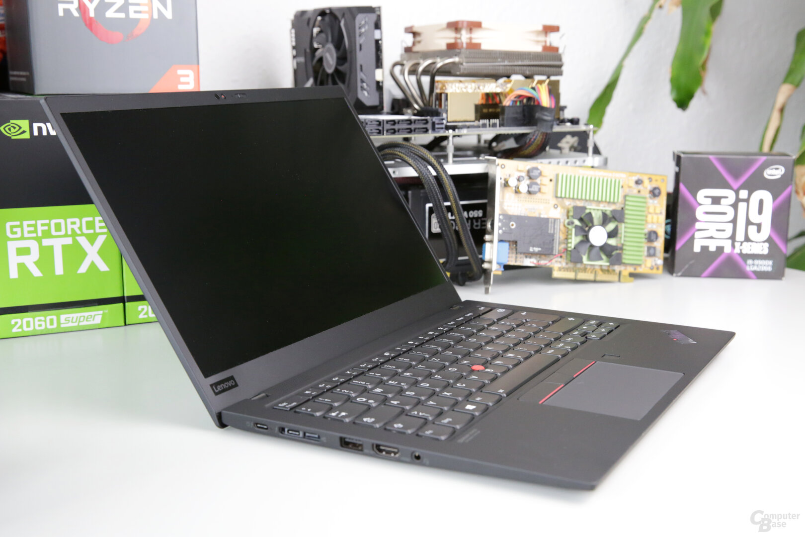 Seitenansicht links des ThinkPad X1 Carbon G7