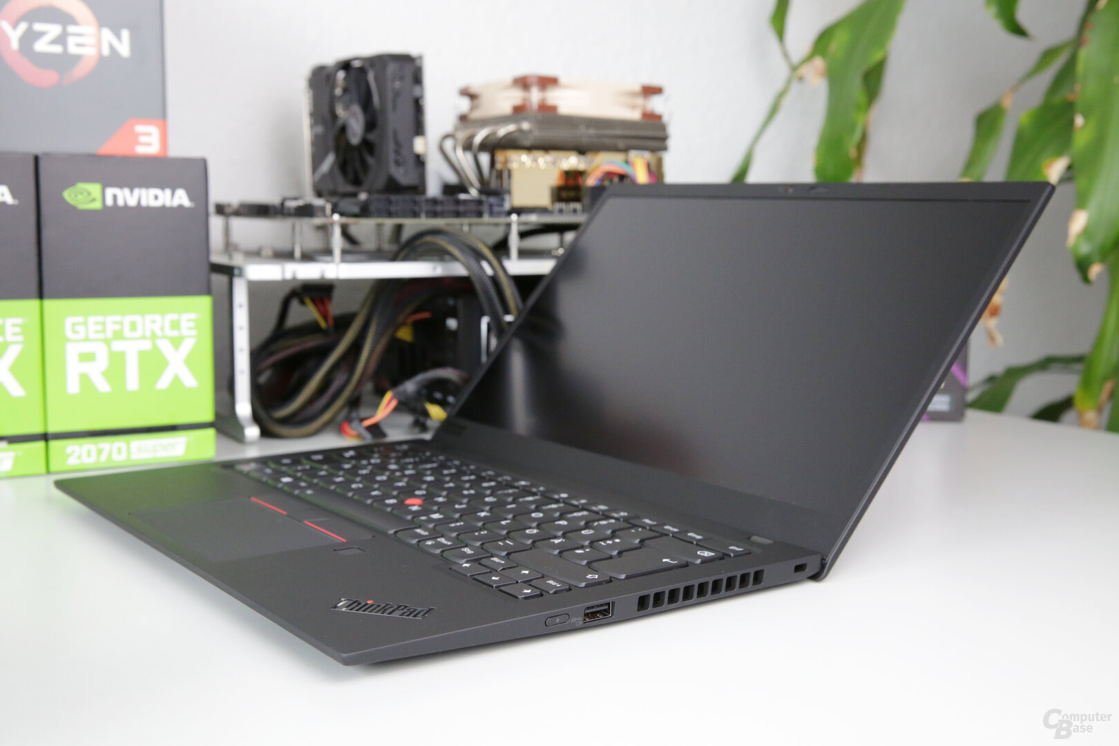 ThinkPad X1 Carbon G7 von rechts betrachtet