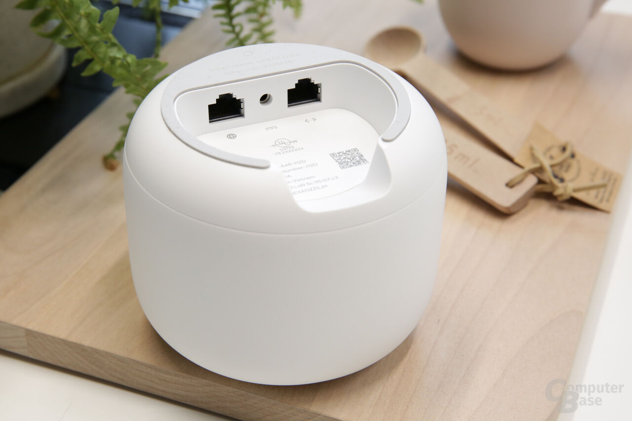 Unterseite des Routers mit zwei Gigabit-Ethernet-Buchsen