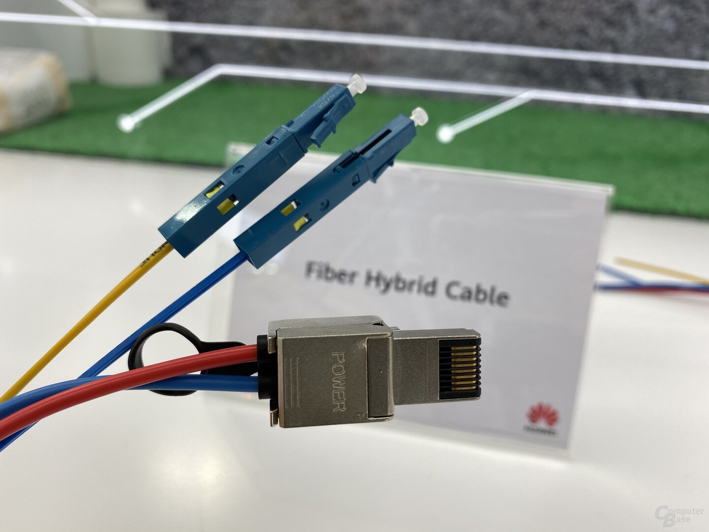 Anschluss mit Glasfaser oder Ethernet mit optionalem Kombikabel