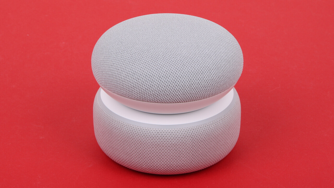 Nest Mini & Echo Dot mit Uhr im Test: Google und Amazon frischen die kleinsten Lautsprecher auf