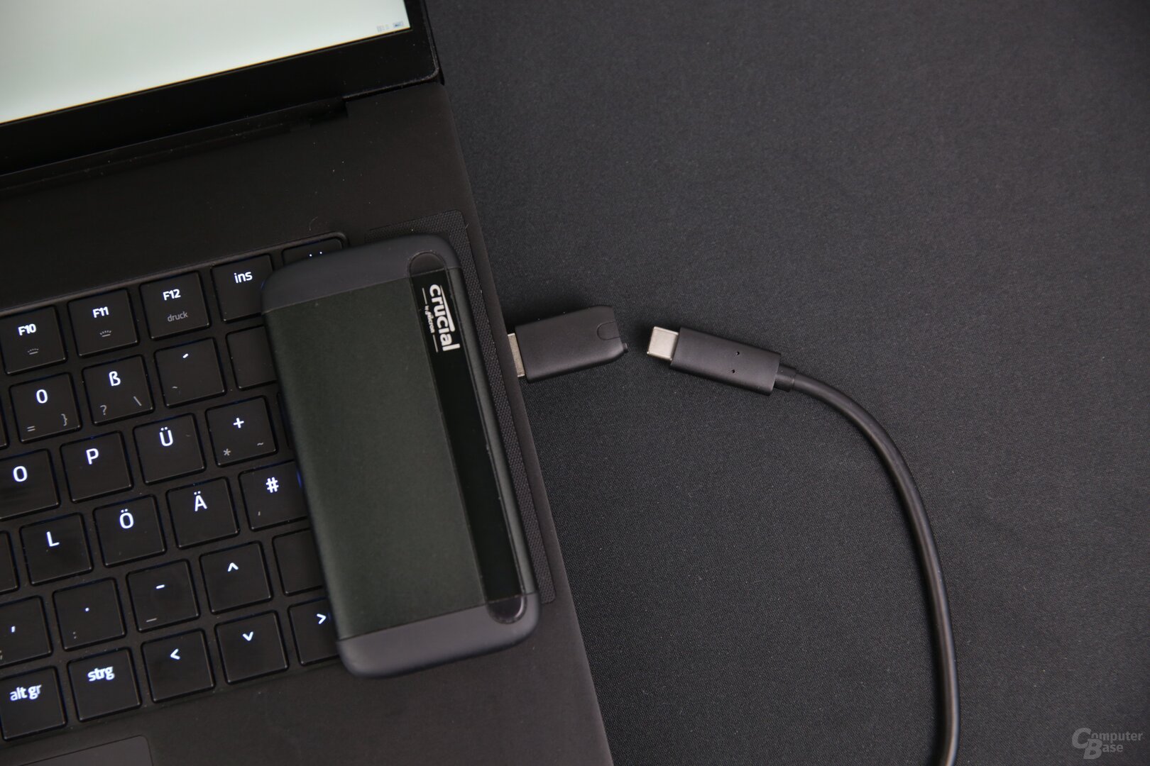 Der Crucial X8 Portable liegt ein USB-C-auf-A-Adapter bei