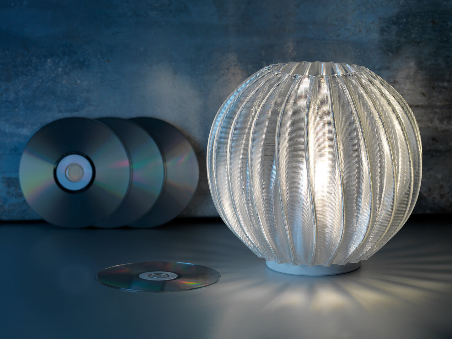 Philips-LED-Tischleuchte aus gebrauchten CDs