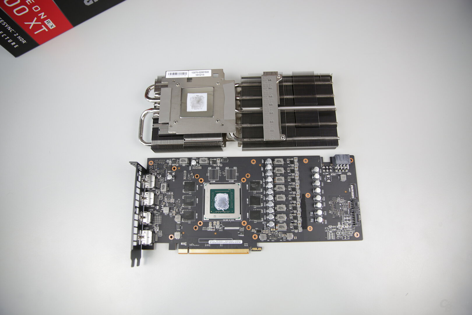 PCB und Kühler der Asus Radeon RX 5600 XT TUF Evo OC