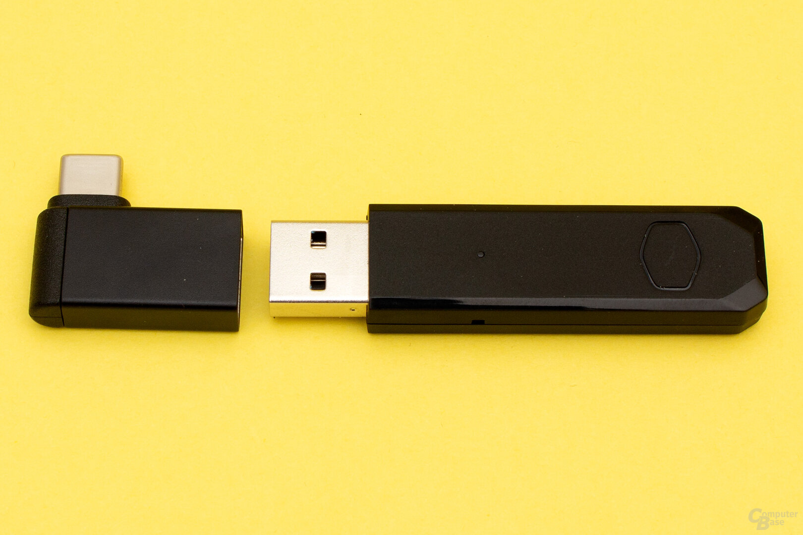 Der USB-Dongle samt USB-C-Adapter