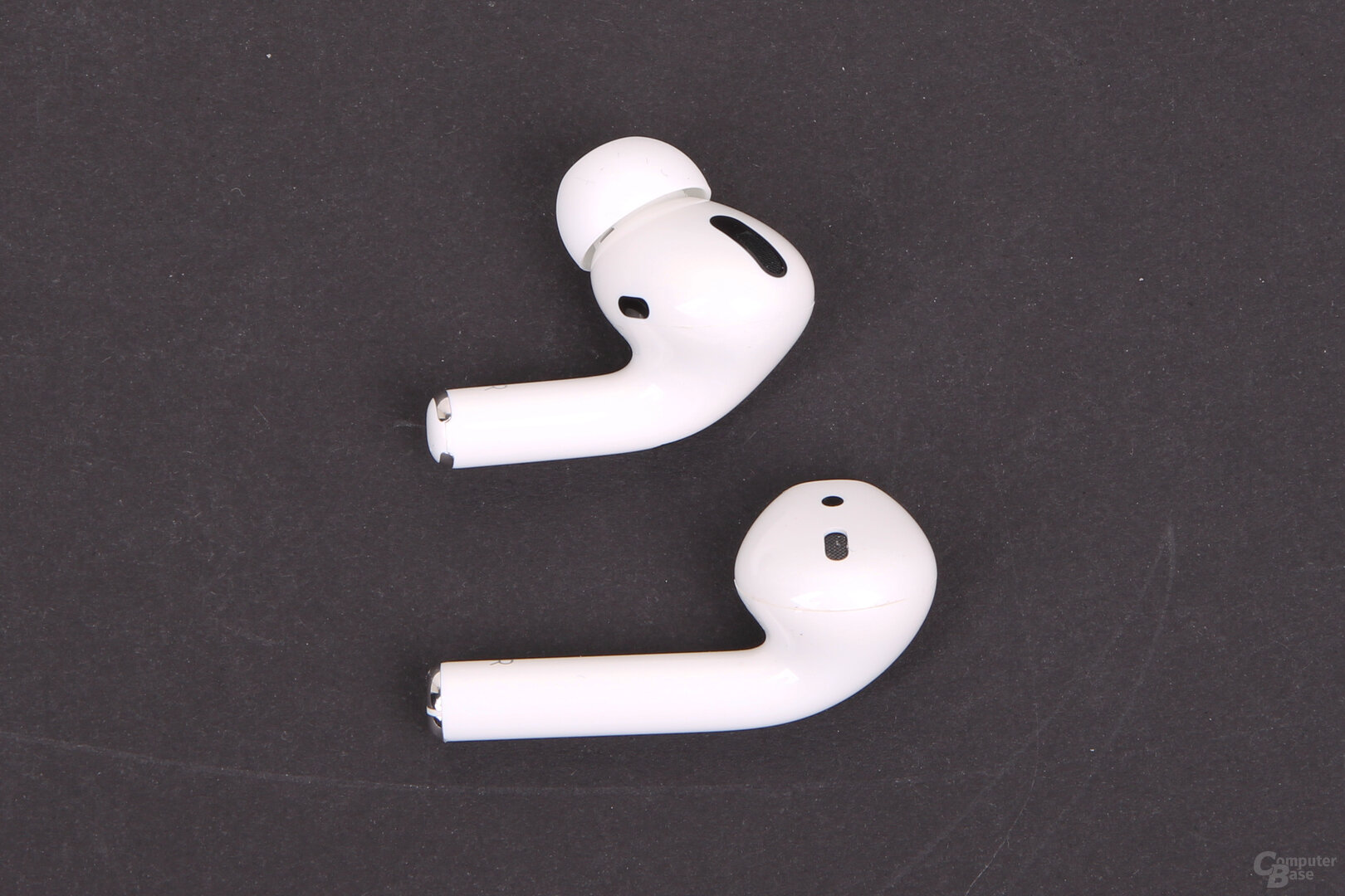 Apple AirPods Pro neben AirPods (2. Gen.)