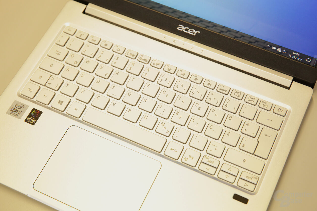 Hintergrundbeleuchtete Tastatur mit großem und präzisem Touchpad