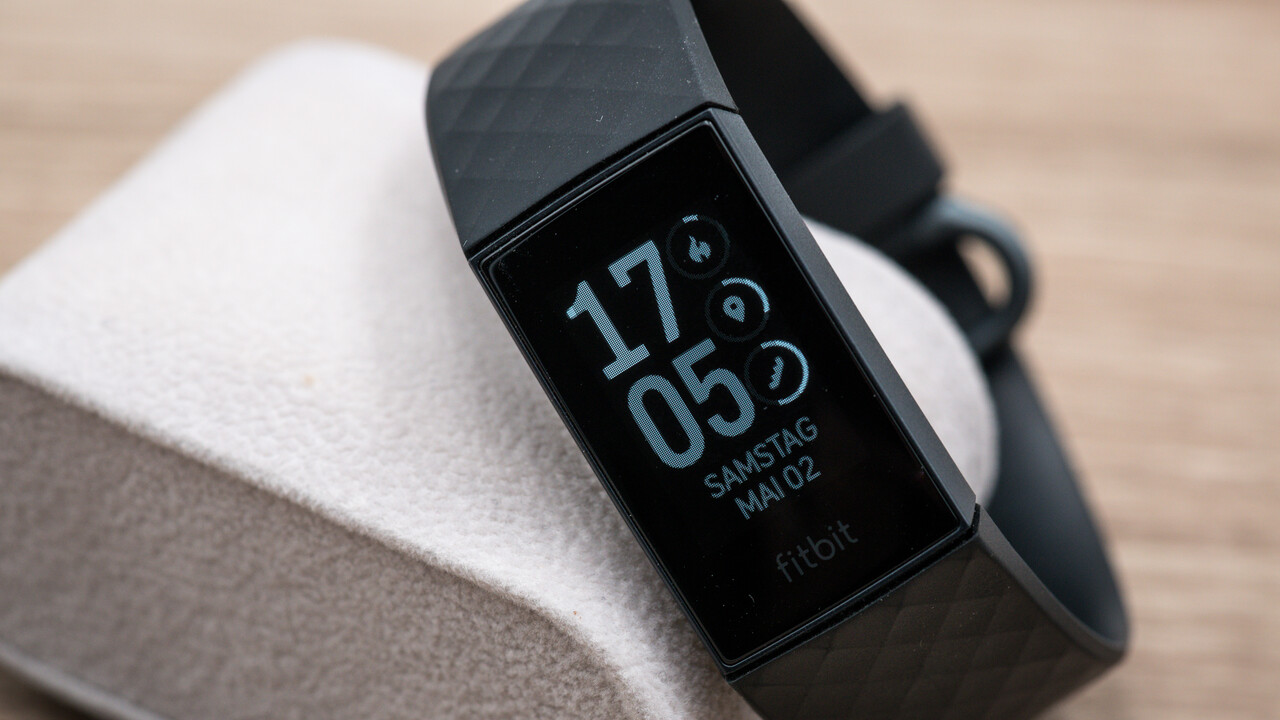 Fitbit Charge 4 im Test: Fitness-Tracker bietet eine Schar von Sensoren