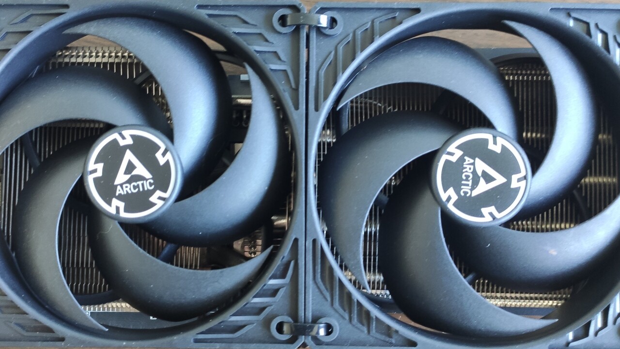 Aus der Community Sapphire Radeon RX Vega 56 Pulse mit Arctic P12