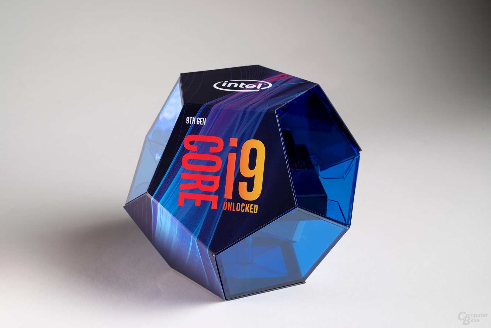 Intel Core i9-9900K mit 8 Kernen, bis zu 5,0 GHz und offiziell DDR4-2666