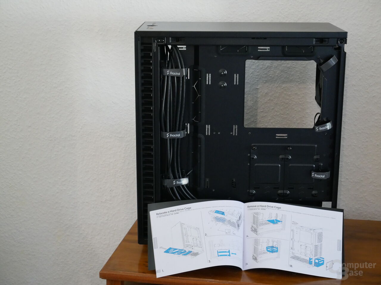 Define 7 Compact Seitenansicht mit Kabelmanagement und Gebrauchsanweisung