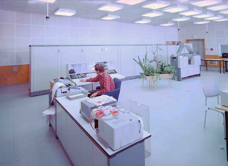Maschinentisch, Bedientisch und Zentraleinheit des R300 (Bild: Universität Halle-Wittenberg)