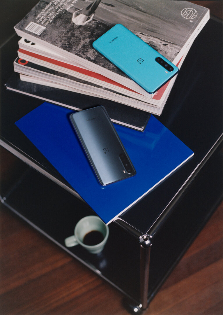 OnePlus Nord in Gray Onyx und Blue Marble