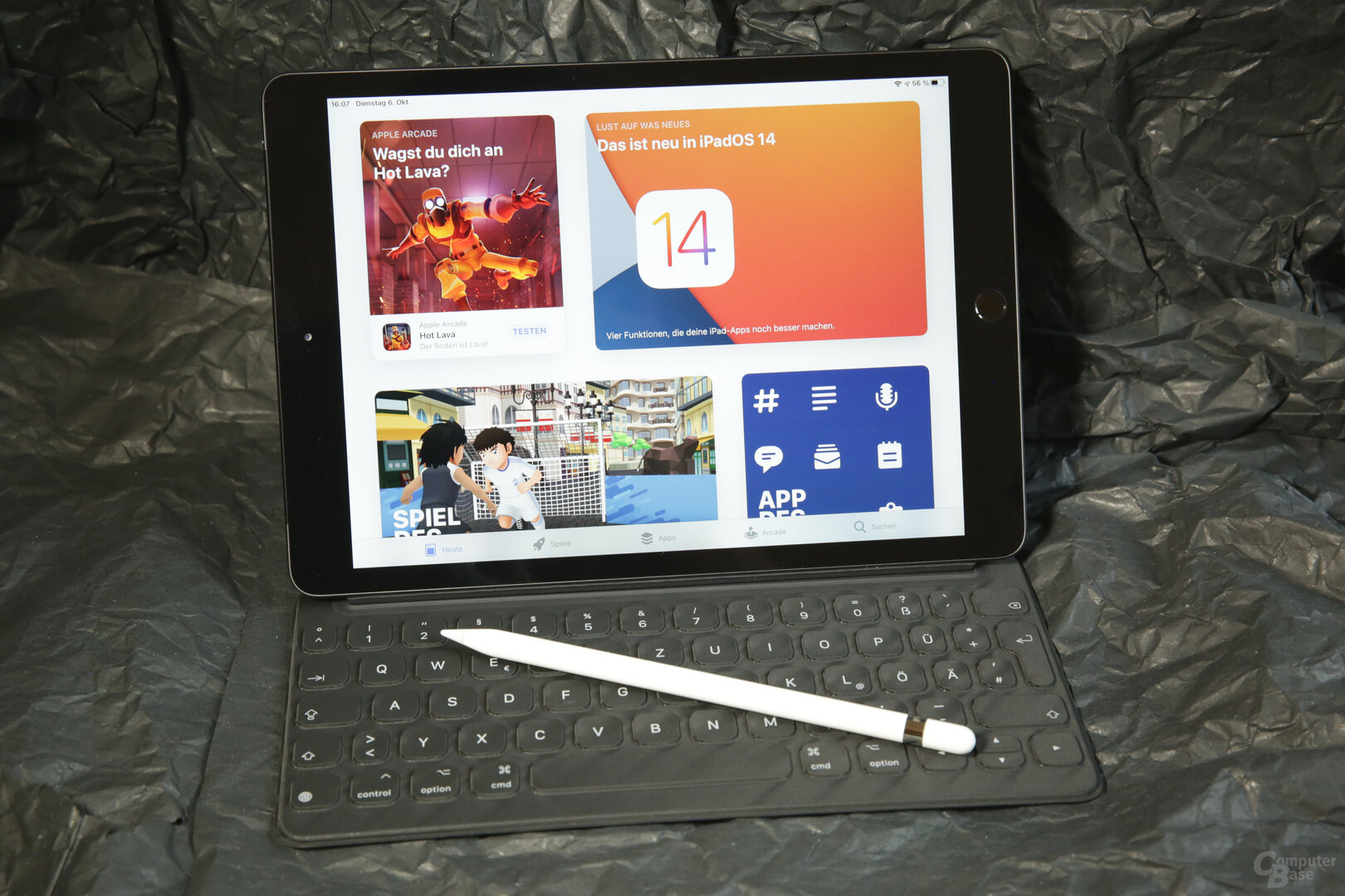 iPad angedockt an Apples Smart Keyboard