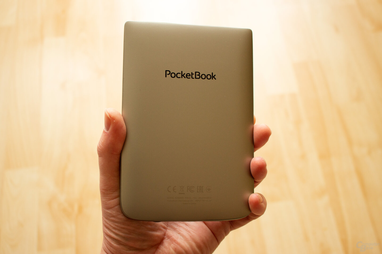Die Rückseite des PocketBook Color kann ein wenig zu glatt sein