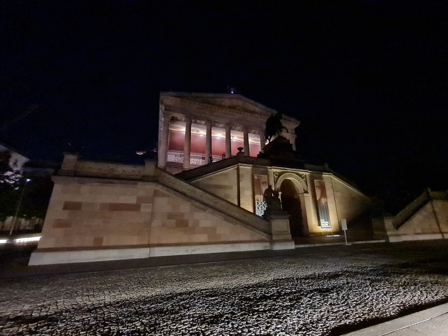 Galaxy Note 20 Ultra (f/2.2, ISO 2500, 1/11 s)