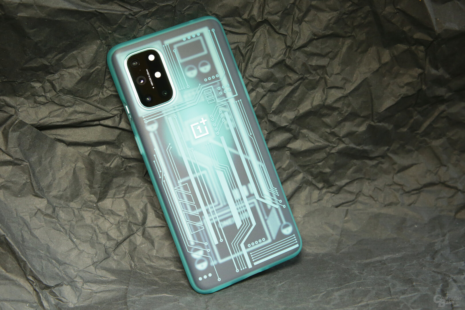OnePlus 8T mit optionalem „Quantum Bumper Case Cyborg Cyan“ für 33 Euro