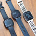 Fitbit Sense und Versa 3 im Test: Tolle Smartwatches mit Sen­sor­en und Daten im Überfluss