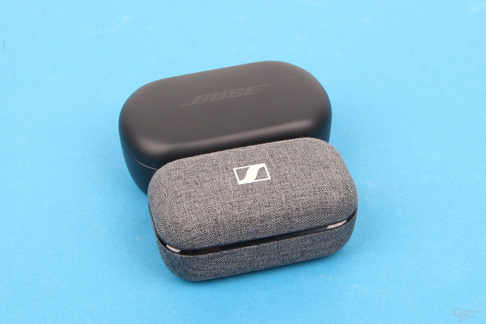 Ladecases der Bose QuietComfort Earbuds und Sennheiser Momentum True Wireless 2 im Vergleich