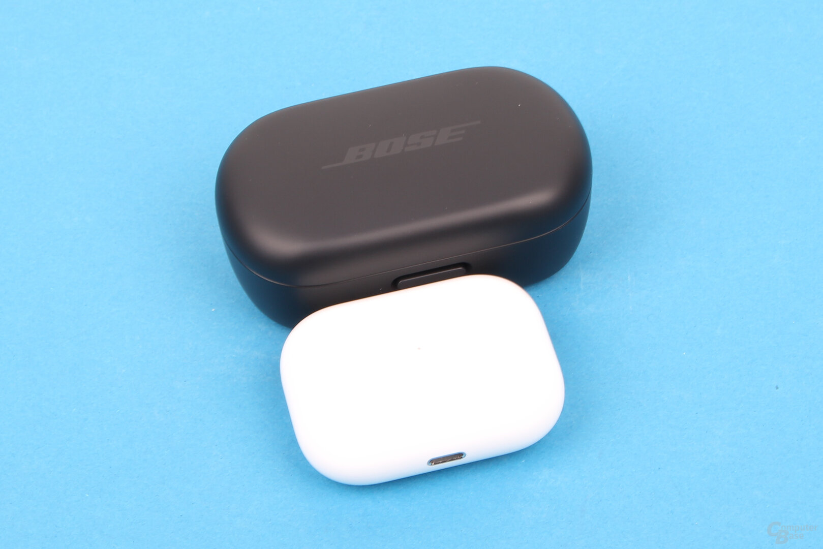 Ladecases der Bose QuietComfort Earbuds und Apple AirPods Pro im Vergleich