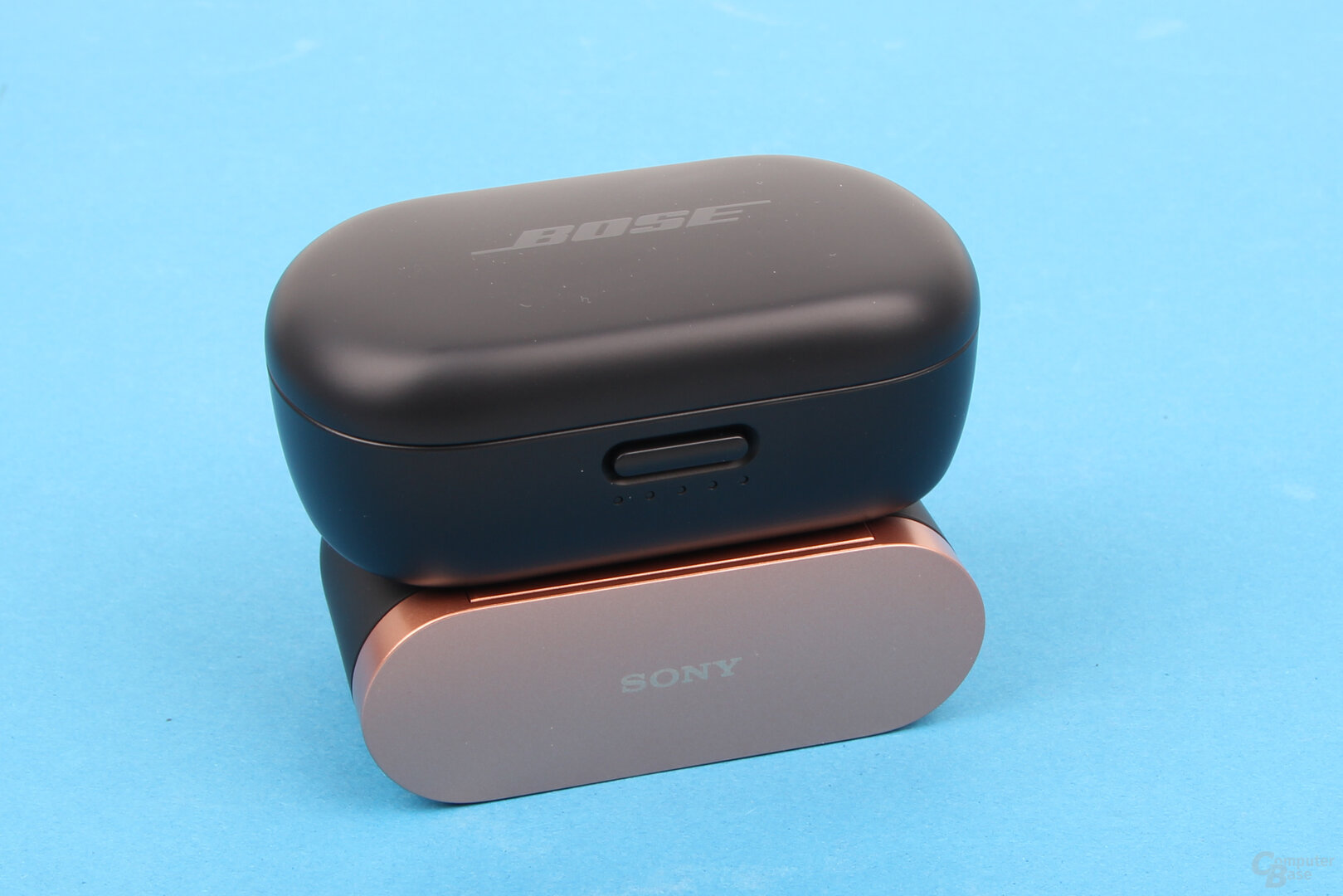 Ladecases der Bose QuietComfort Earbuds und Sony WF-1000XM3 im Vergleich