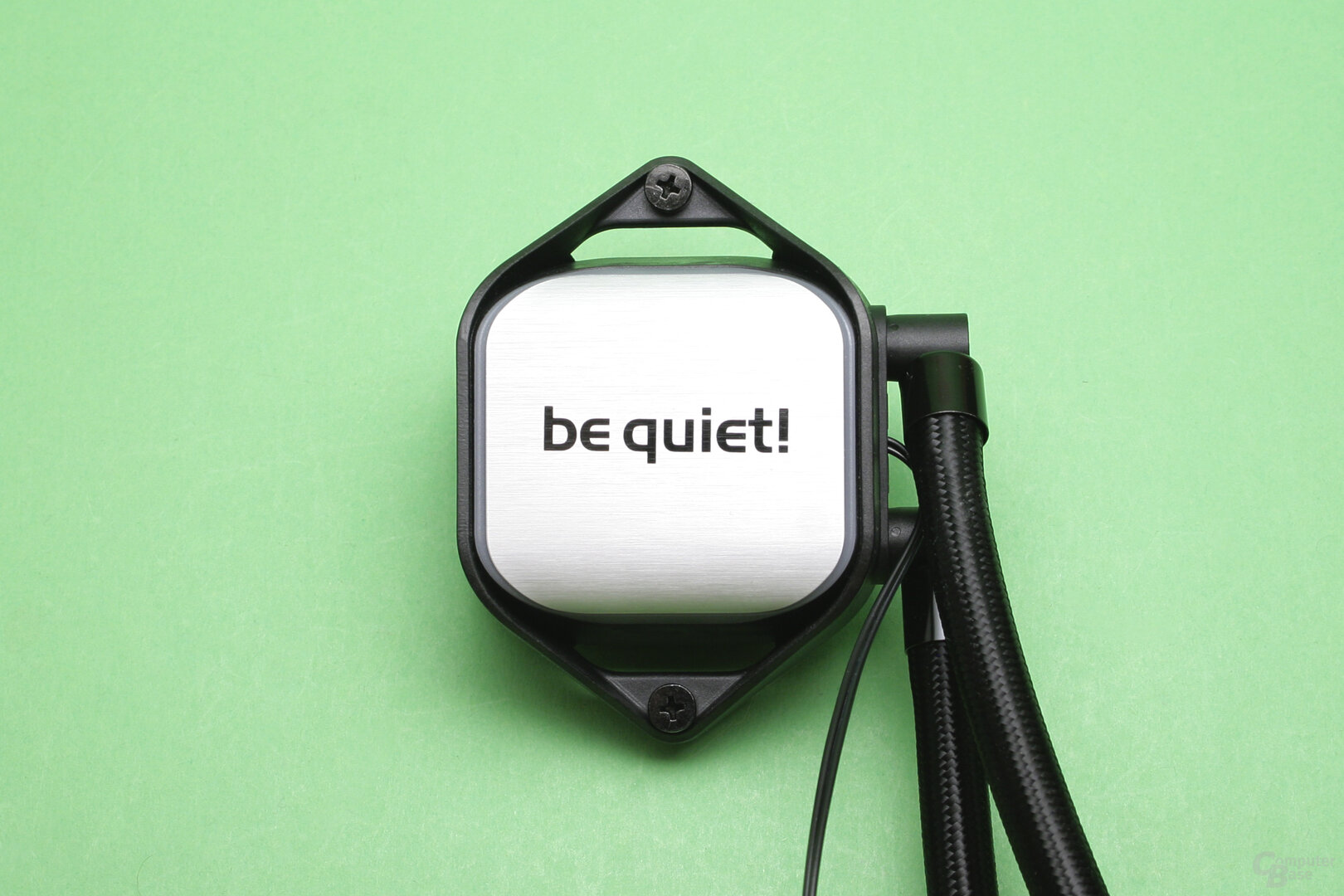 be quiet! Pure Loop 360: Der Kühler trägt den Herstellernamen als schwarzen Schriftzug