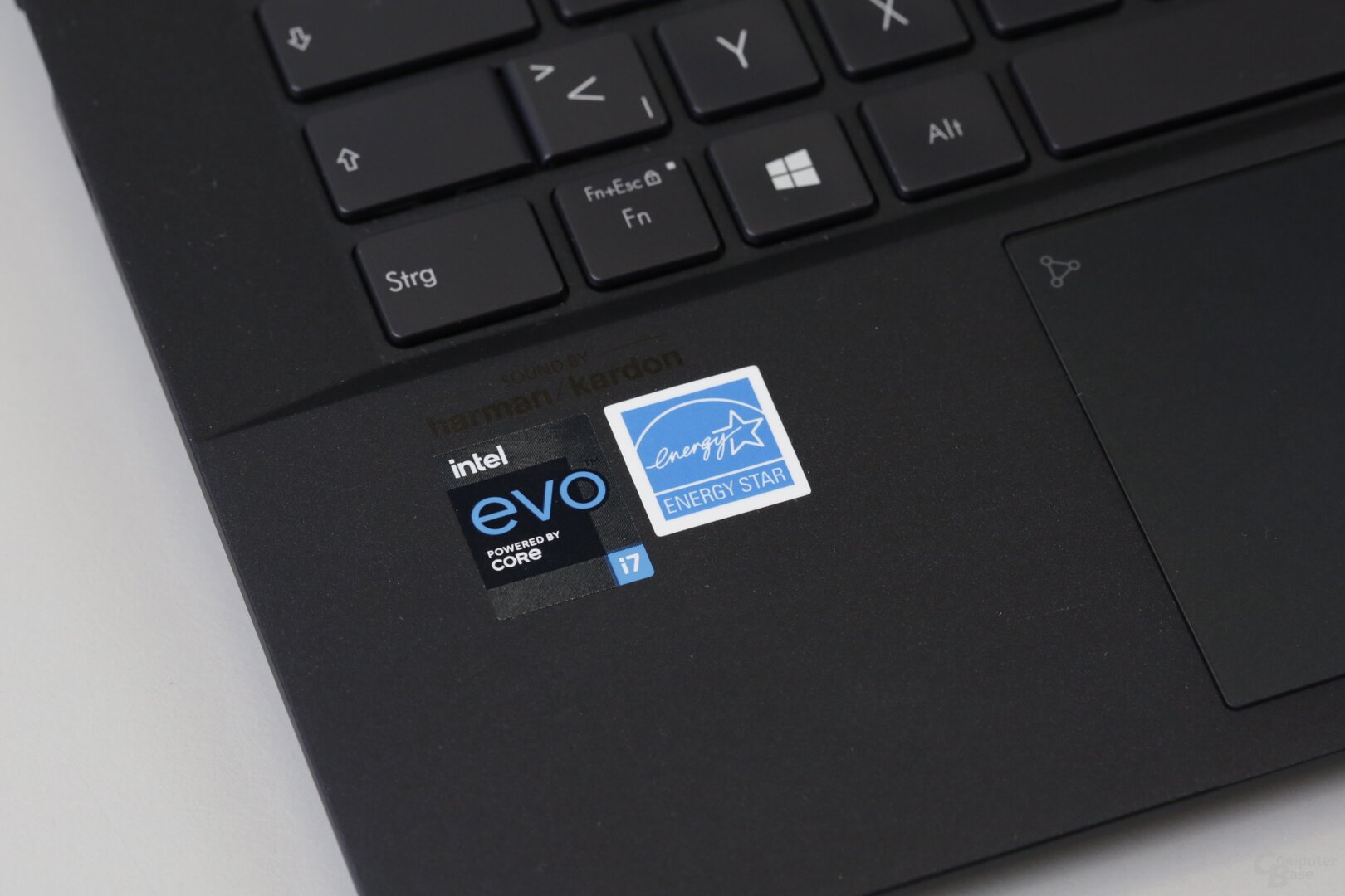 Das ExpertBook B9400CEA darf Intels Evo-Siegel tragen