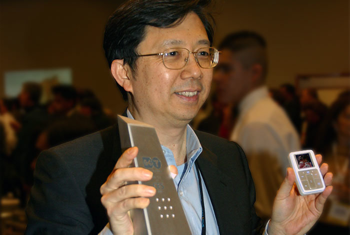 Creative CEO Sim Wong Hoo mit Zen Micro Foto und gewonnem Preis
