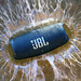 JBL Charge 5 & Bar 5.0 MultiBeam: Powerbank-Laut­sprech­er und Surround-Soundbar