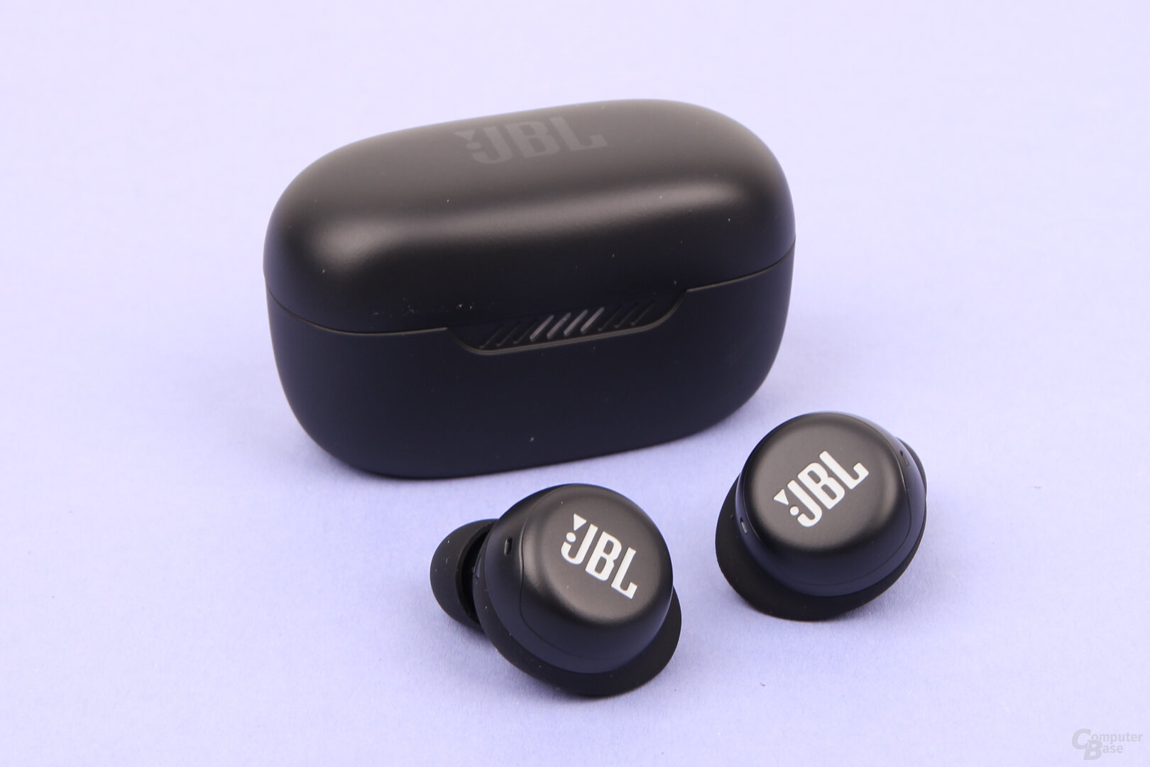 JBL Live Free NC+: kompaktes Ladecase mit Wireless Charging