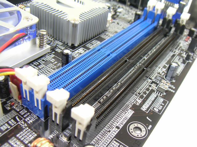 DDR1 und DDR2 DIMM Slots