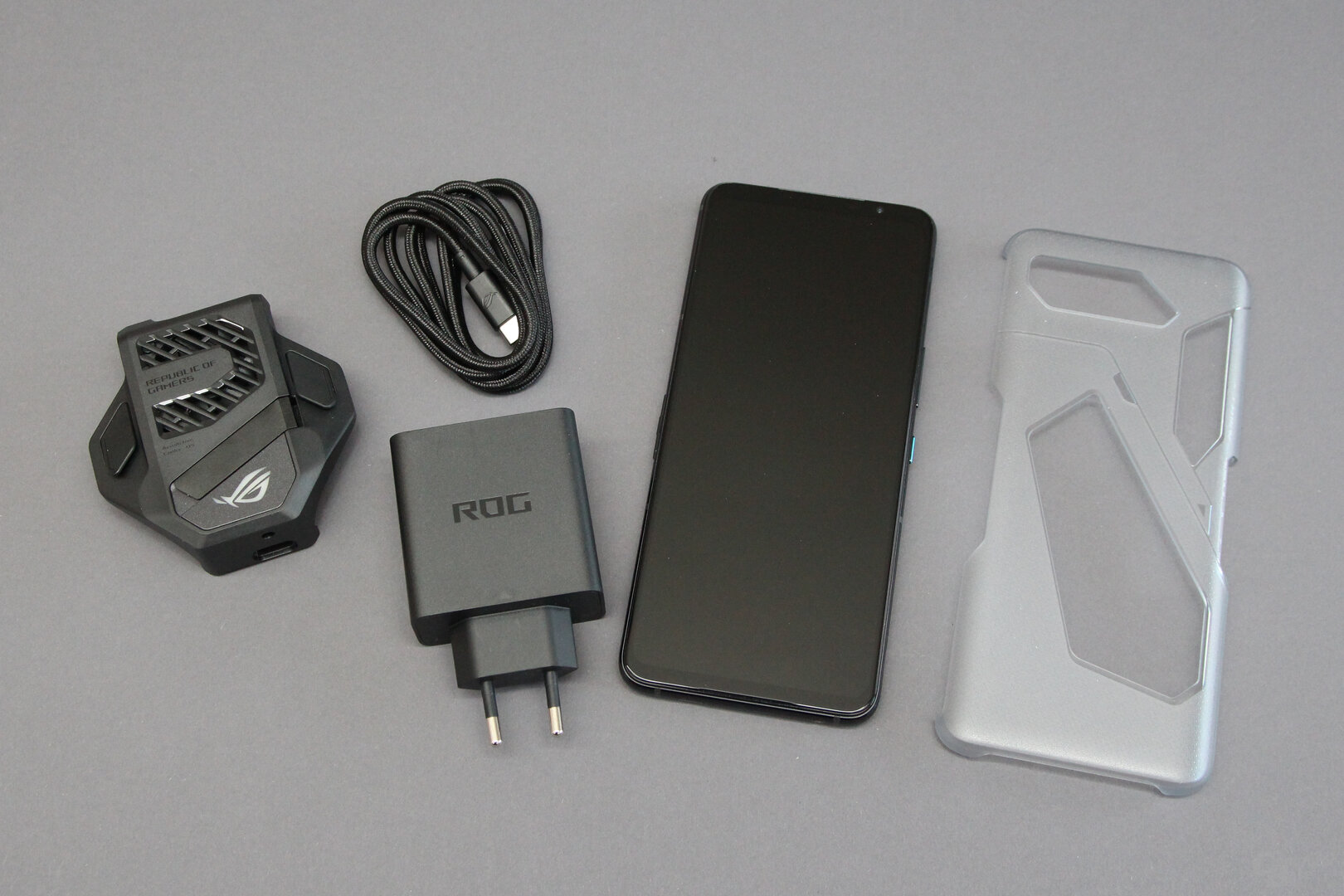 Asus ROG Phone 5: Lieferumfang + optionaler Kühler