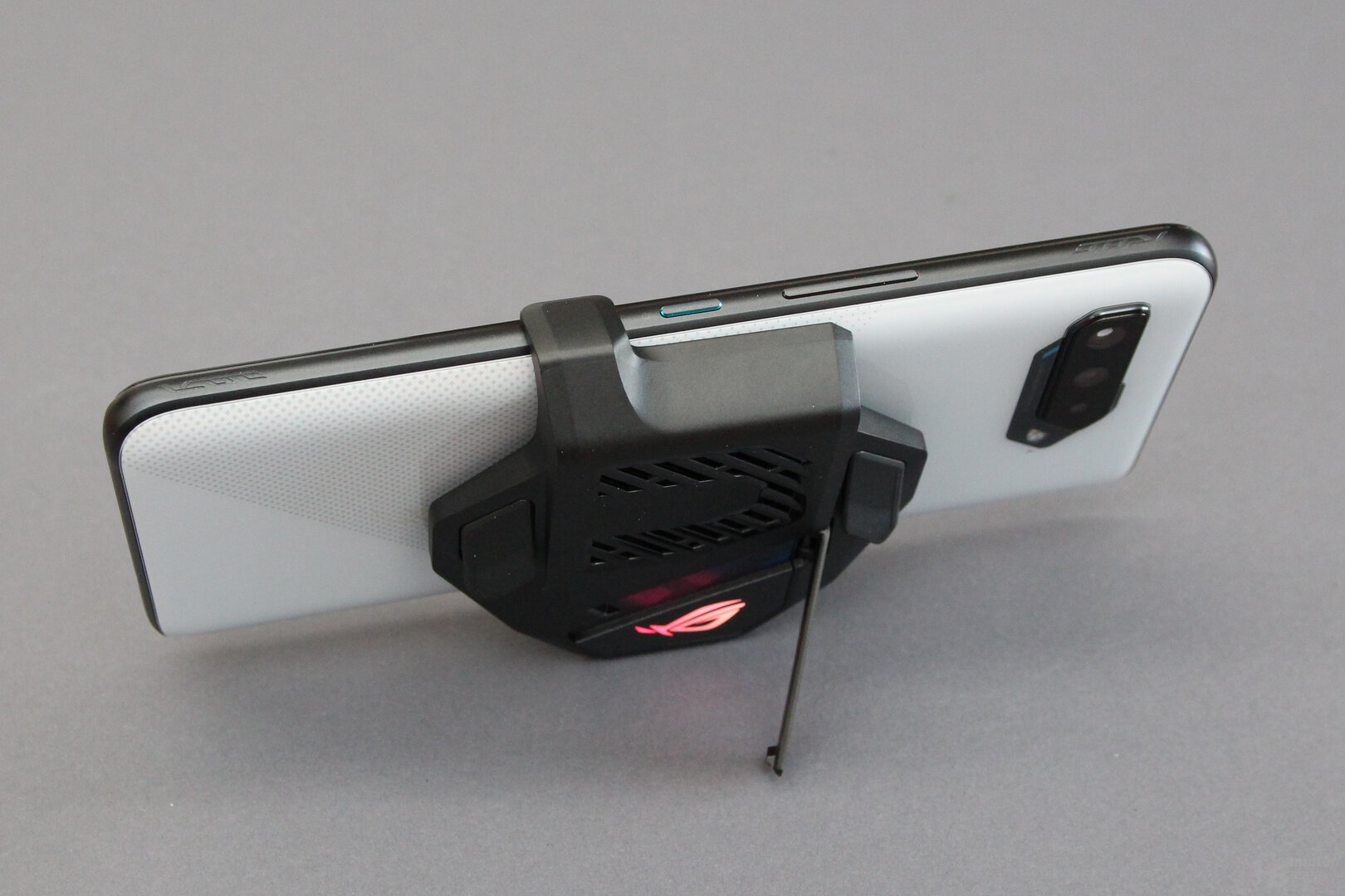 Asus ROG Phone 5 steht mit dem Kickstand des Kühlers