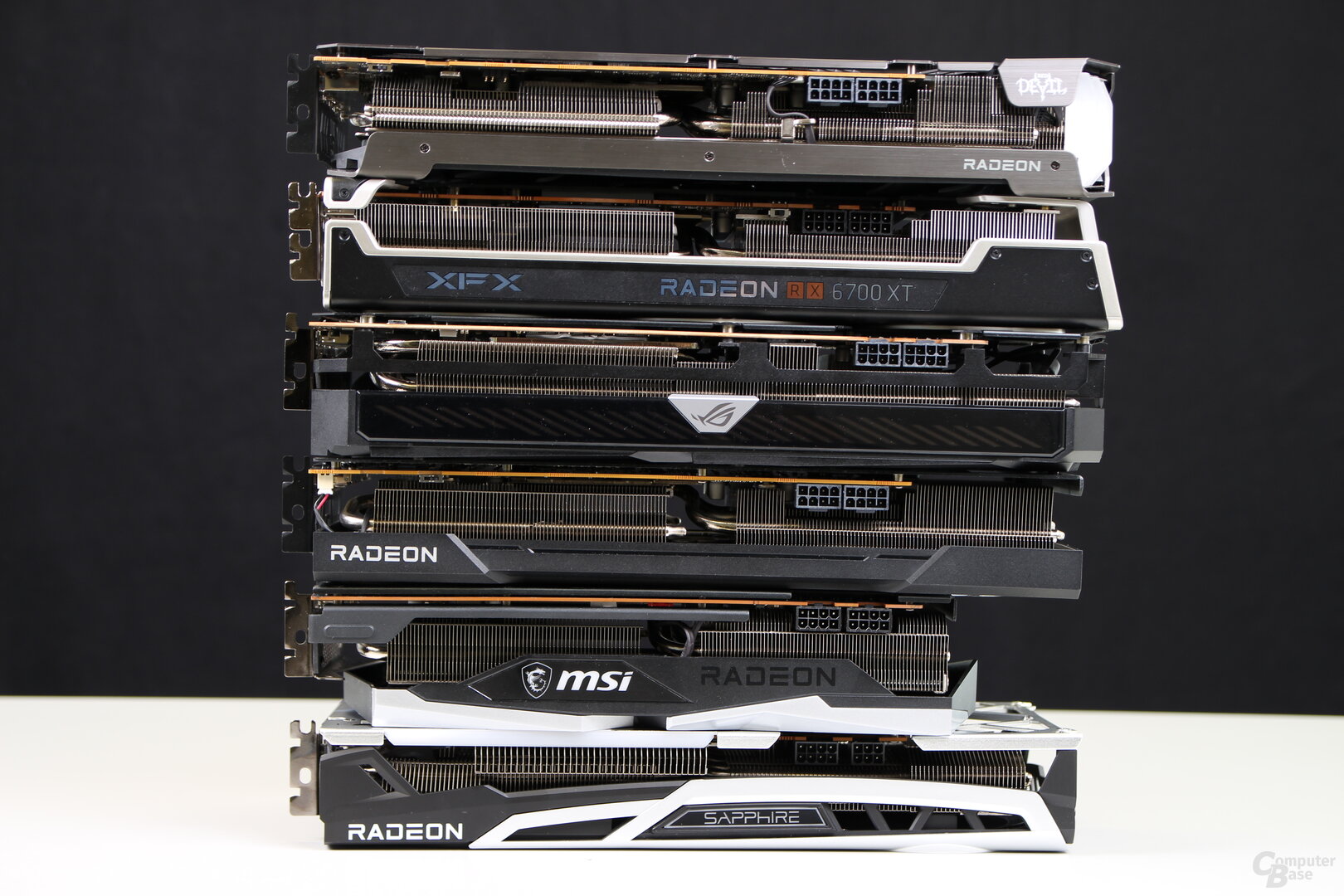 Die Stromanschlüsse der Radeon RX 6700 XT Customs