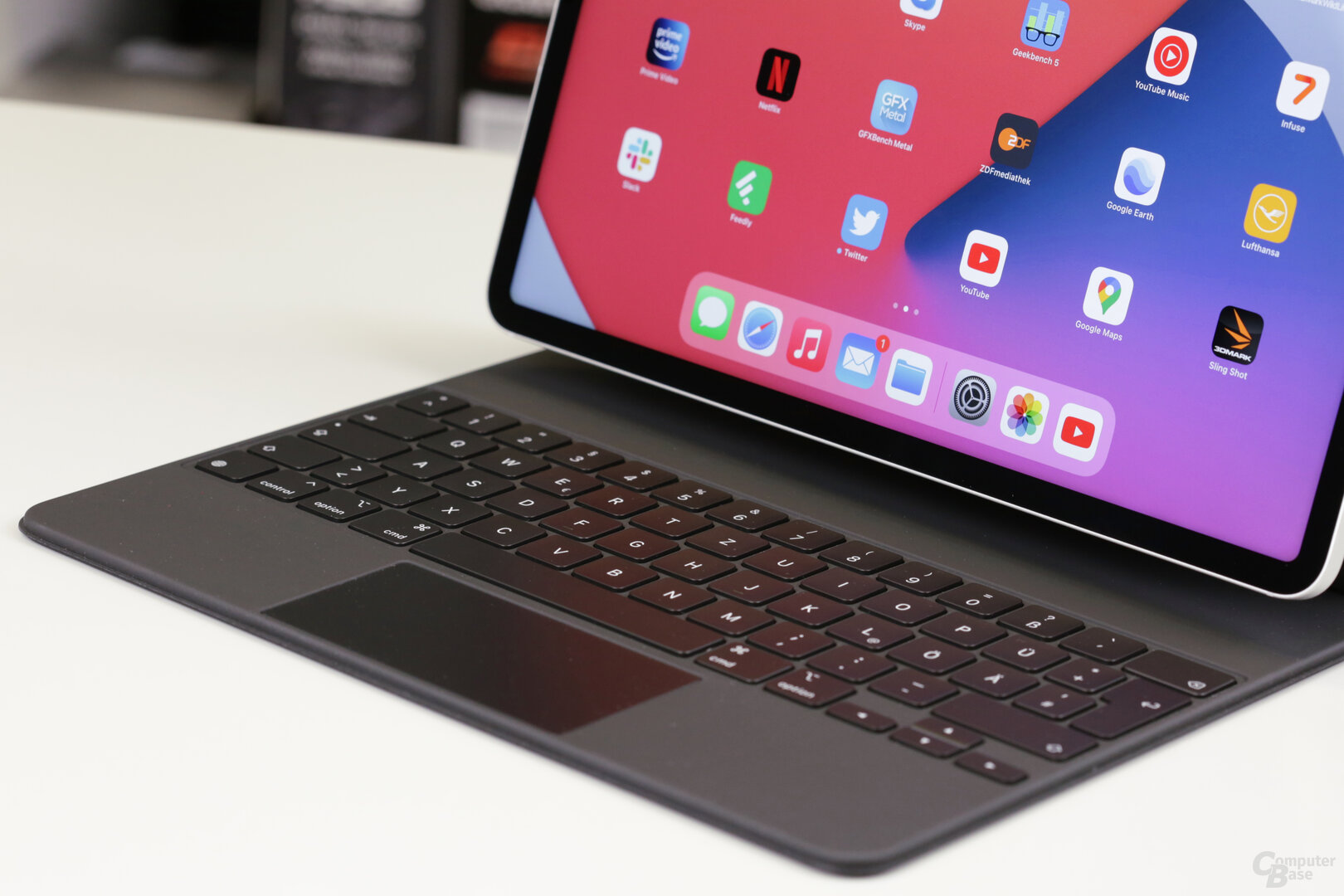 Das iPad Pro schwebt mangetisch befestigt über der Tastatur