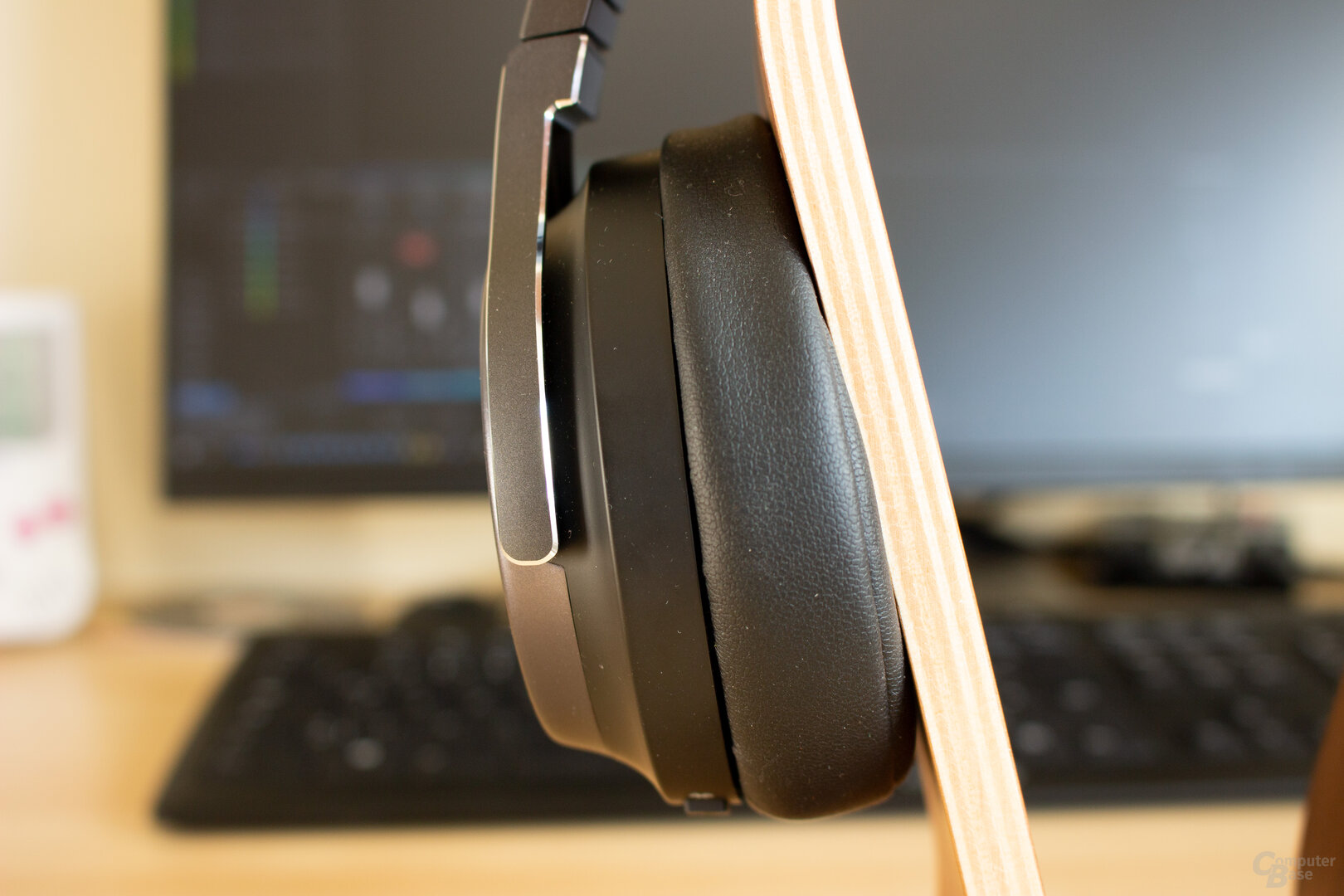 Die Ohrpolster hätten beim neuen Virtuoso RGB Wireless XT ein wenig dicker ausfallen können