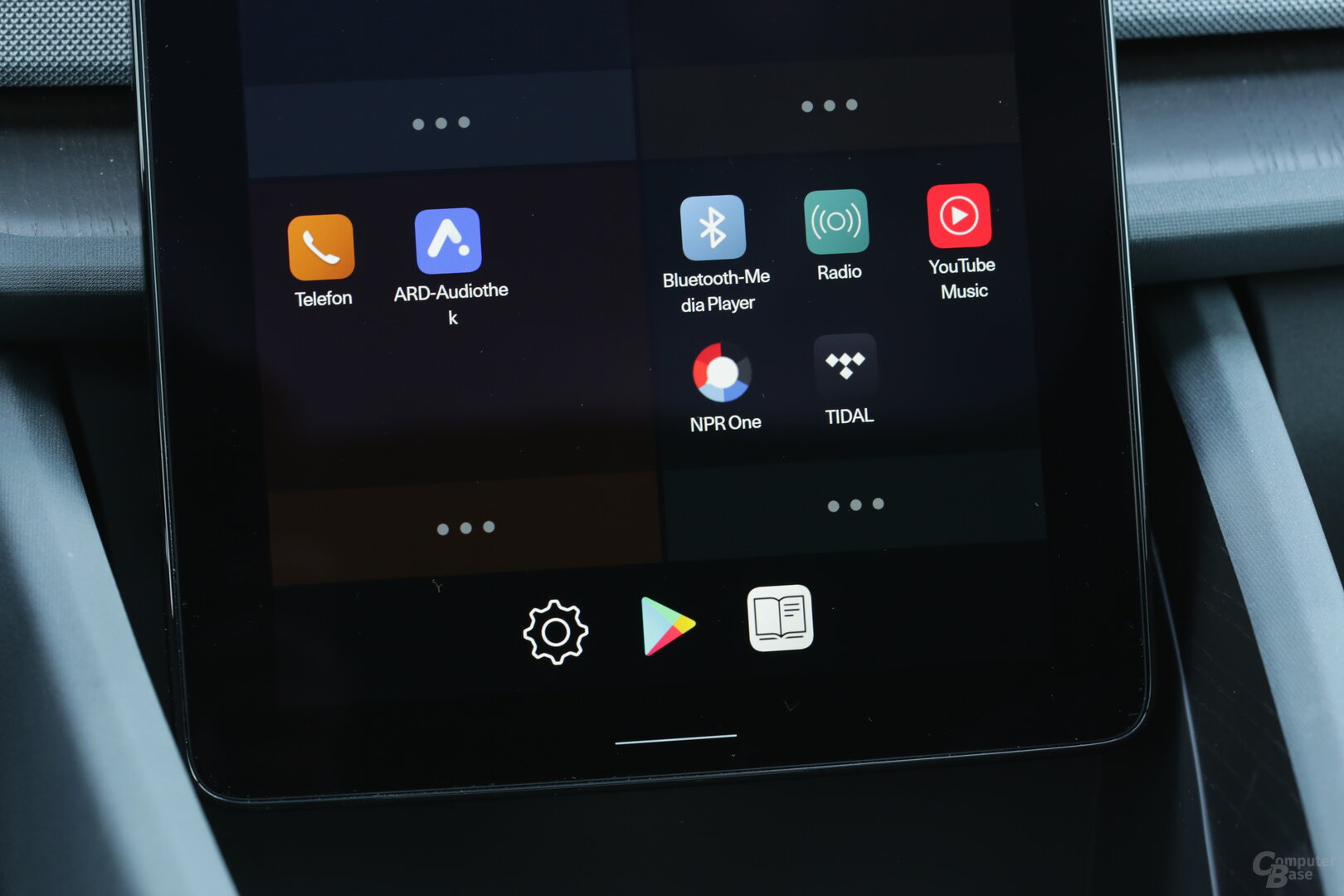 Einstellungen, Play Store und Handbuch unten im App-Drawer