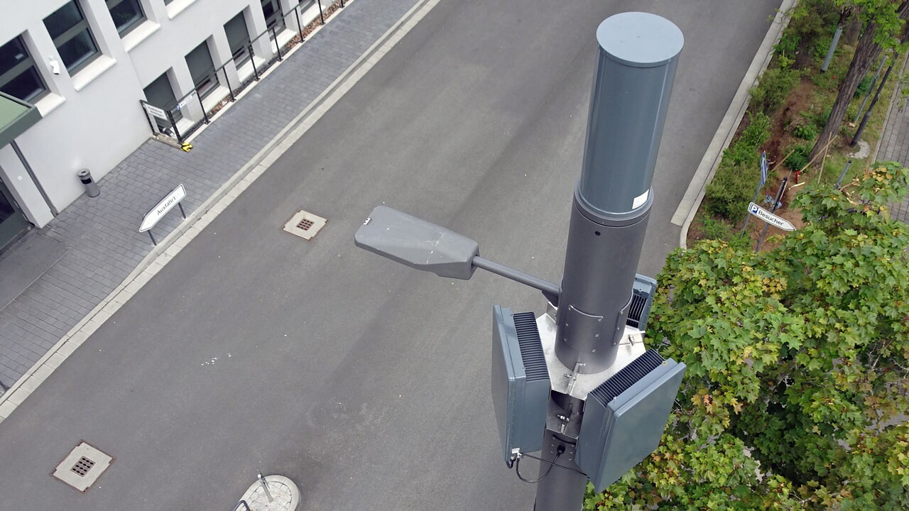 Small Cells: Telefónica hängt 5G-Antennen an Straßenlaterne auf