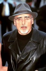 dennis-hopper-in-lederjacke.jpg