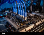 cryptocurrency-bergbau-rig-pcie-riser-extender-angeschlossen-an-hauptplatine-m0txne.jpg