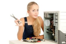 17508856-computer-repair-engineer-blonde-mädchen.jpg