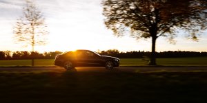 Mercedes_E300e_Reduziert_Allee_Seite.jpg