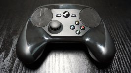 Steam_controller,_front._(22623957899).jpg