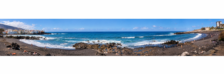 Panoramablick über schwarzen Vulkansandstrand.png