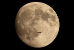 08_Flugzeug-fliegt-durch-den-Mond.jpg